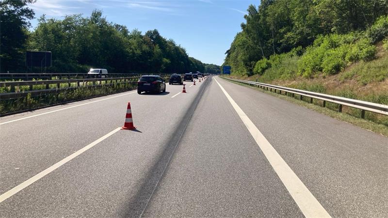 Wegen eines Hitzeschadens soll der Hauptfahrstreifen der A7 bei Hamburg-Marmstorf in Richtung Norden bis Montagnachmittag gesperrt bleiben.