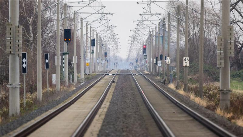 Wegen eines Oberleitungsschadens wurden Fernzüge zwischen Hamburg und Hannover umgeleitet. (Symbolbild) 