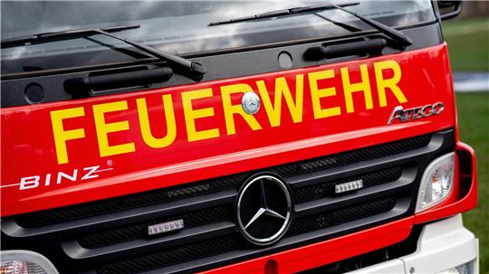 Wegen eines brennenden Sofas ist in Borstel ein Wohnhaus in Flammen aufgegangen. (Symbolbild)