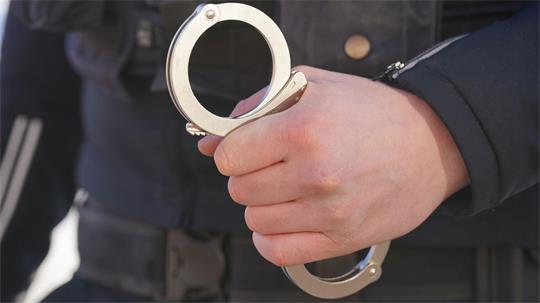 Wegen eines mutmaßlichen Angriffs mit einem Auto sitzt ein 31-Jähriger in U-Haft. (Symbolbild) 