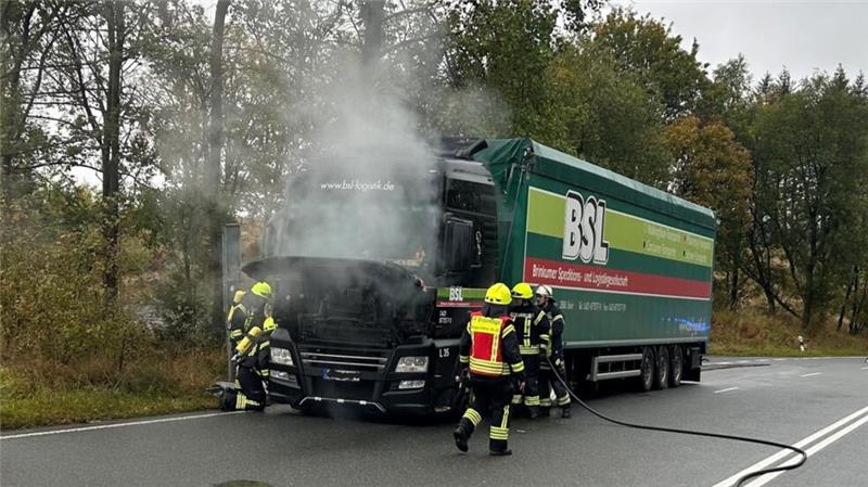 Wegen eines technischen Defekts brennt der Motorraum des Lastwagens.