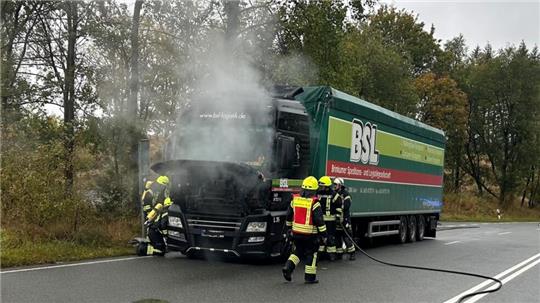 Wegen eines technischen Defekts brennt der Motorraum des Lastwagens.