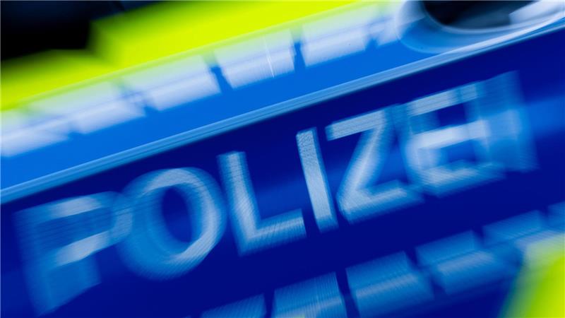 Wegen eingeschlagener Scheiben und verschiedener Schmierereien an einem Schnellrestaurant ermittelt der Staatsschutz der Polizei in Bremen. (Symbolbild)
