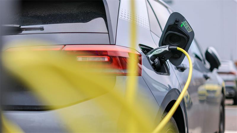 Wegen fehlerhafter Batteriezellen beordert VW Zehntausende E-Autos in die Werkstätten. (Symbolbild)