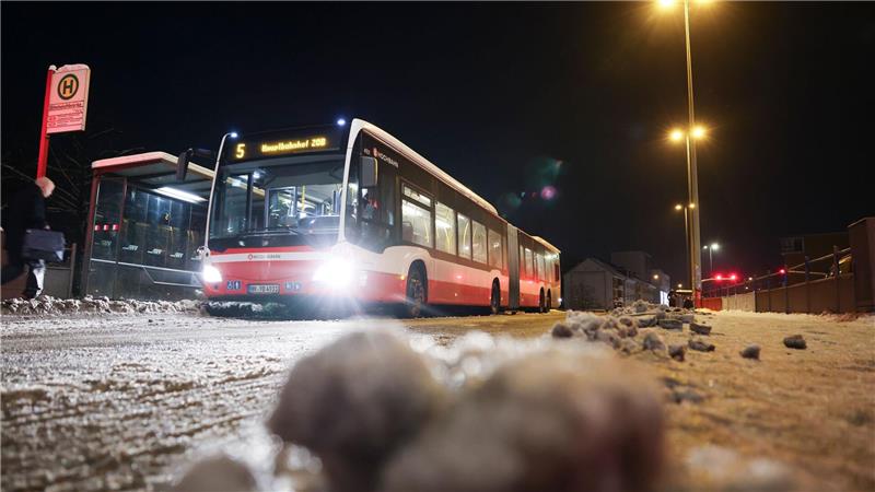 Wegen möglicher Schneeverwehungen rechnen Meteorologen am Freitag mit Verkehrsbehinderungen. 