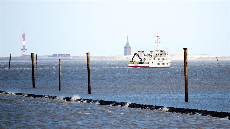 Wegen niedriger Wasserstände fahren Fähren von und zur Insel Wangerooge teils zu anderen Zeiten. (Archivbild)
