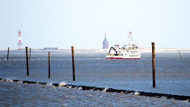 Wegen niedriger Wasserstände fahren Fähren von und zur Insel Wangerooge teils zu anderen Zeiten. (Archivbild)