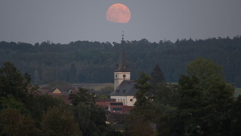 Wegen seiner nicht kreisrunden Umlaufbahn gab es einen Vollmond besonders nah an unserem Heimatplaneten - entsprechend wirkte er ungewöhnlich groß, wie am Abend hier im Taunus.