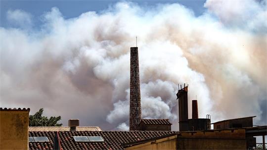 Wegen starker Rauchentwicklung durch einen Waldbrand im Nordosten Spaniens haben die Behörden rund 45.000 Bewohner mehrerer Ortschaften aufgerufen, ihre Häuser vorerst nicht zu verlassen.