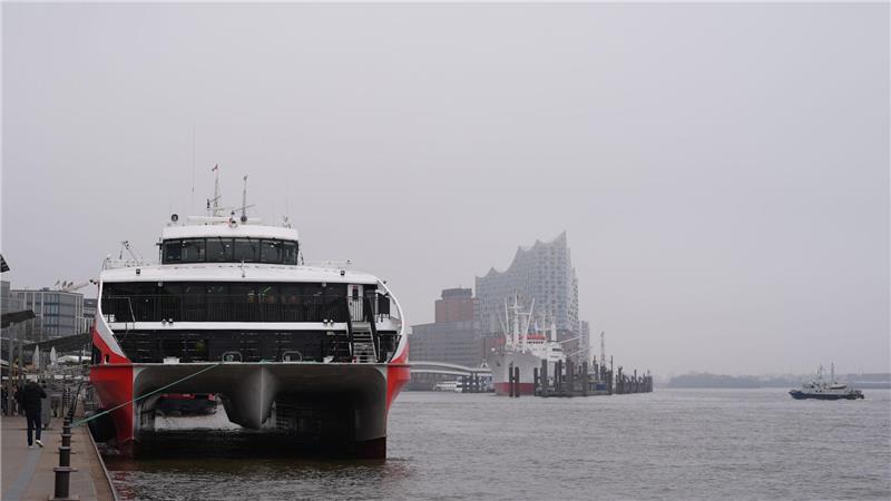 Wegen stürmischen Wetters auf der Nordsee können der „Halunder Jet“ und andere Fährschiffe zurzeit nicht nach Helgoland fahren. (Archivbild)