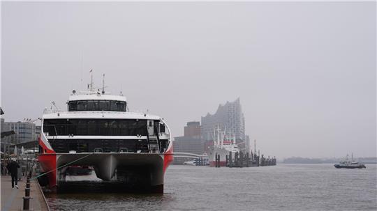 Wegen stürmischen Wetters auf der Nordsee können der „Halunder Jet“ und andere Fährschiffe zurzeit nicht nach Helgoland fahren. (Archivbild)