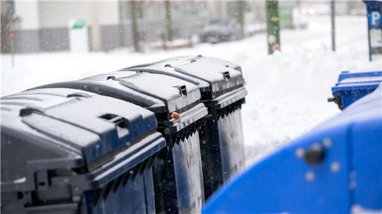 Wegen verschneiter Straßen bleiben teilweise die Mülltonnen länger stehen. (Archivbild)