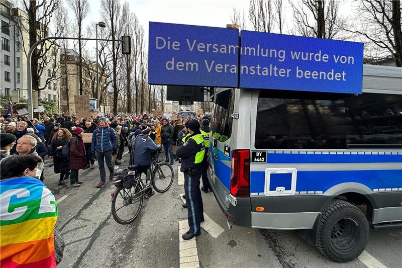 Zu großer Andrang: Münchner Demo gegen rechts abgebrochen Wegen zu großen Andrangs wurde die Demonstration gegen rechts in München abgebrochen.