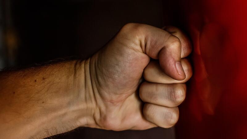 Urteil wegen Körperverletzung: „Das war ungezügelte Wut“ Wegen zwei Schlägereien müssen sich die beiden Angeklagten vor Gericht verantworten.
