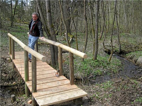 Wegewart Klaus-Peter Kessner freut sich über den neuen Steg und hofft, dass er viele Jahre halten möge. Foto: Schwarz