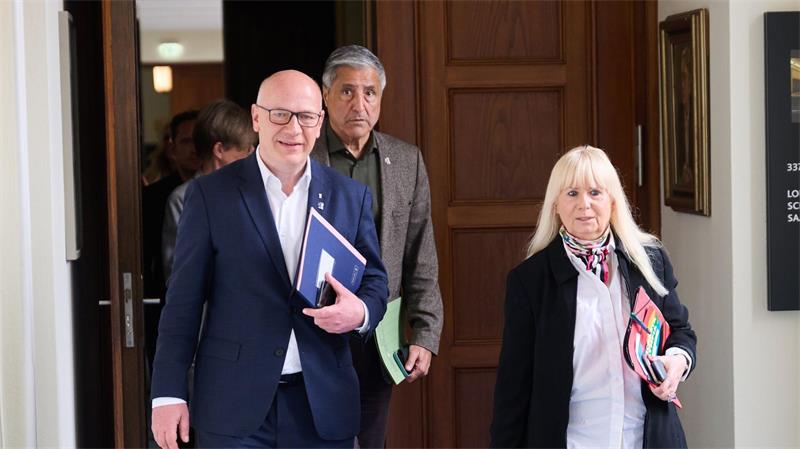 Wegner (l), Niroomand (M) und Spranger hatten die Bewerbung vorangetrieben. (Archivbild)