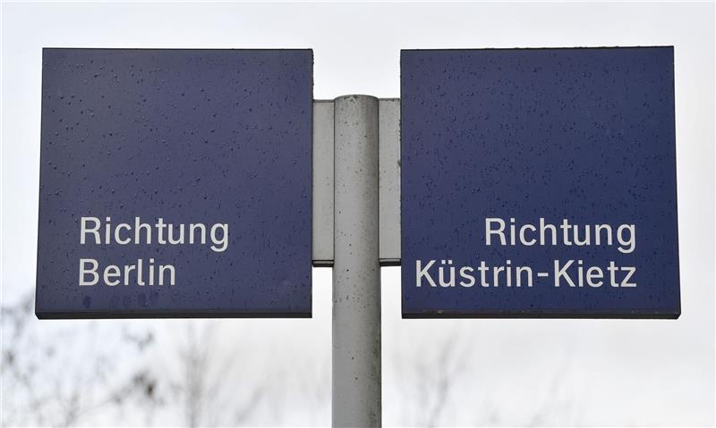 Zugteil löst sich und wird an Bahnhof vergessen Wegweiser am Bahnhof in Trebnitz im LandkreisMärkisch-Oderland.