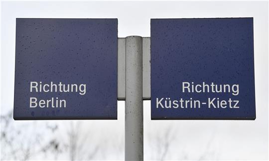 Wegweiser am Bahnhof in Trebnitz im LandkreisMärkisch-Oderland.