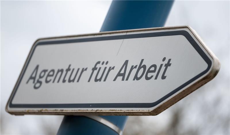 Wegweiser zu einer Arbeitsagentur.