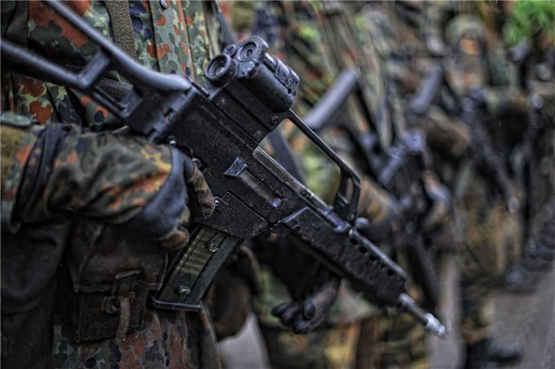 Marineinspekteur findet Wehrpflicht-Debatte nicht abwegig Wehrpflichtige in der Grundausbildung auf einem Truppenübungsplatz.