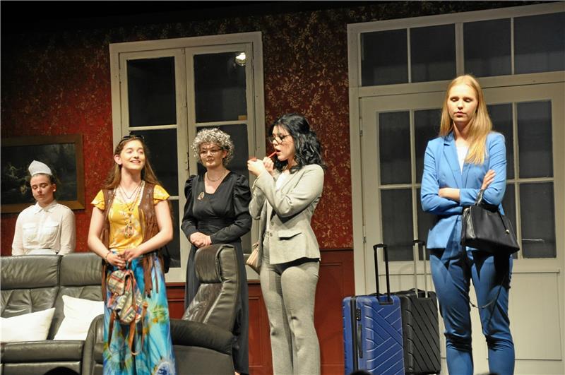 Ein Stück mit wenig Überlebenden Weibliche Bühnendominanz (v. li.): In der Krimikomödie „(St-)Erben ist tödlich“ warten Antonia Schlüter, Sofie Reuter, Julia Keiber, Mara Capuci und Lara Bogisch eigentlich auf das Zahlkraft verheißende Ende von Tante Josefa.