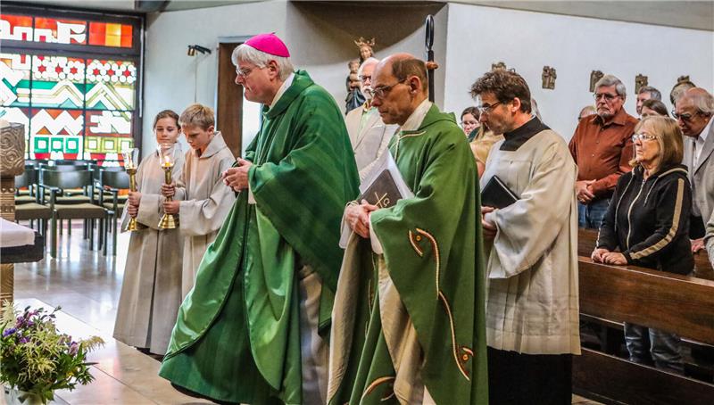 Letzte Messe in Altenauer St.-Oliver-Kirche: Käufer stehen bereit Weihbischof Heinz-Günter Bongartz und der moderierende Priester Klemens Teichert (v.l.) führen durch den Profanierungsgottesdienst.