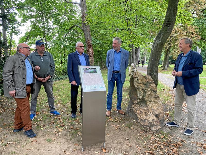 Warum im Schlosspark Gedenksteine stehen Weihen die neue Stele ein (v.l.): Initiator Egon Knof, Jürgen Deike, der sie aufgestellt hat, Wilhelm Baumgarten von der Gestüts GmbH, die das Projekt mit finanziert hat, Bürgermeister Ralf Abrahms, der das Stückchen Fläche im städtischen Park zur Verfügung gestellt hat und KTW-Chef Bernd Vollrodt. Foto: Schlegel