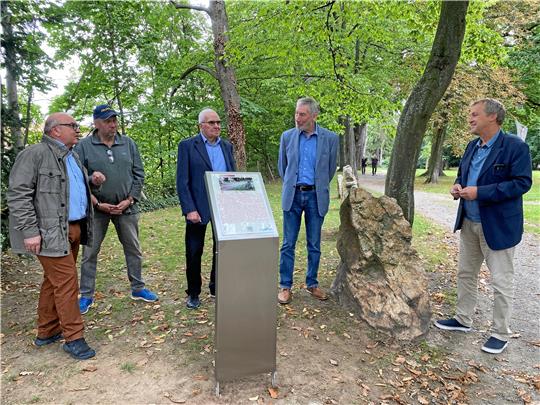 Weihen die neue Stele ein (v.l.): Initiator Egon Knof, Jürgen Deike, der sie aufgestellt hat, Wilhelm Baumgarten von der Gestüts GmbH, die das Projekt mit finanziert hat, Bürgermeister Ralf Abrahms, der das Stückchen Fläche im städtischen Park zur Verfügung gestellt hat und KTW-Chef Bernd Vollrodt.  Foto: Schlegel