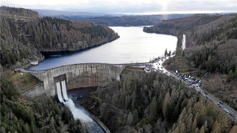 Harz: Wie das Hochwasser gestoppt wurde Weihnachten 2023: Die Okertalsperre ist randvoll gefüllt. Als Grundablass und Hochwasserentlastung geöffnet sind, fließen kurzzeitig 30 Kubikmeter Wasser pro Sekunde in die Oker. Foto: Neuendorf