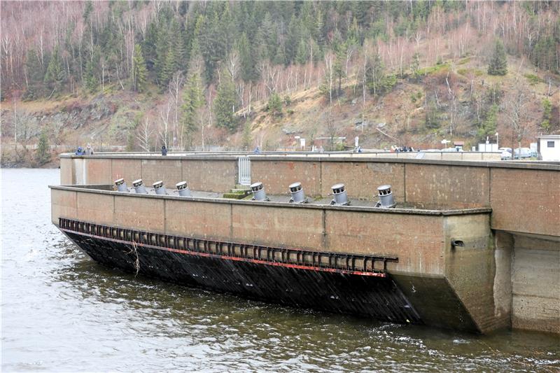 Weihnachten 2023: Die Okertalsperre ist randvoll gefüllt. Als Grundablass und Hochwasserentlastung geöffnet sind, fließen kurzzeitig 30 Kubikmeter Wasser pro Sekunde in die Oker.  Foto: Neuendorf