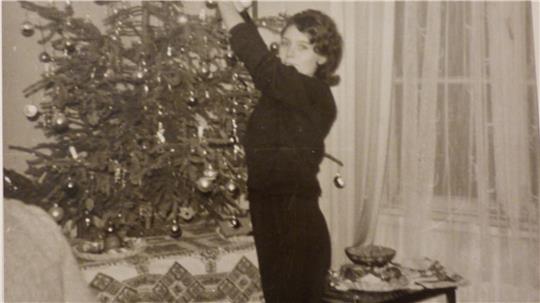 Weihnachten bei Familie Thiehove Ende der 1950er Jahre: Margot Thiehoves Schwester Brigitte schmückt den Baum.