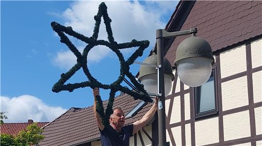 Weihnachten kann kommen: Bei sommerlichen Temperaturen erfolgt die Probemontage der neuen Lutteraner Weihnachtsbeleuchtung.