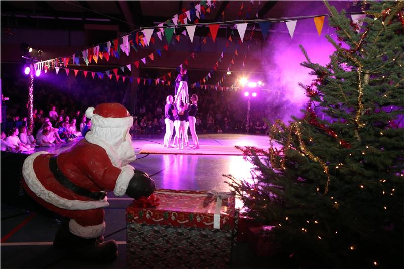 Seesener Weihnachtszirkus: Sporthalle wird zur Manege Weihnachtlich dekoriert ist für die akrobatischen Einlagen die Halle 2 des Seesener Schulzentrums. Der Aufbau der Kulisse dauert viele Stunden.