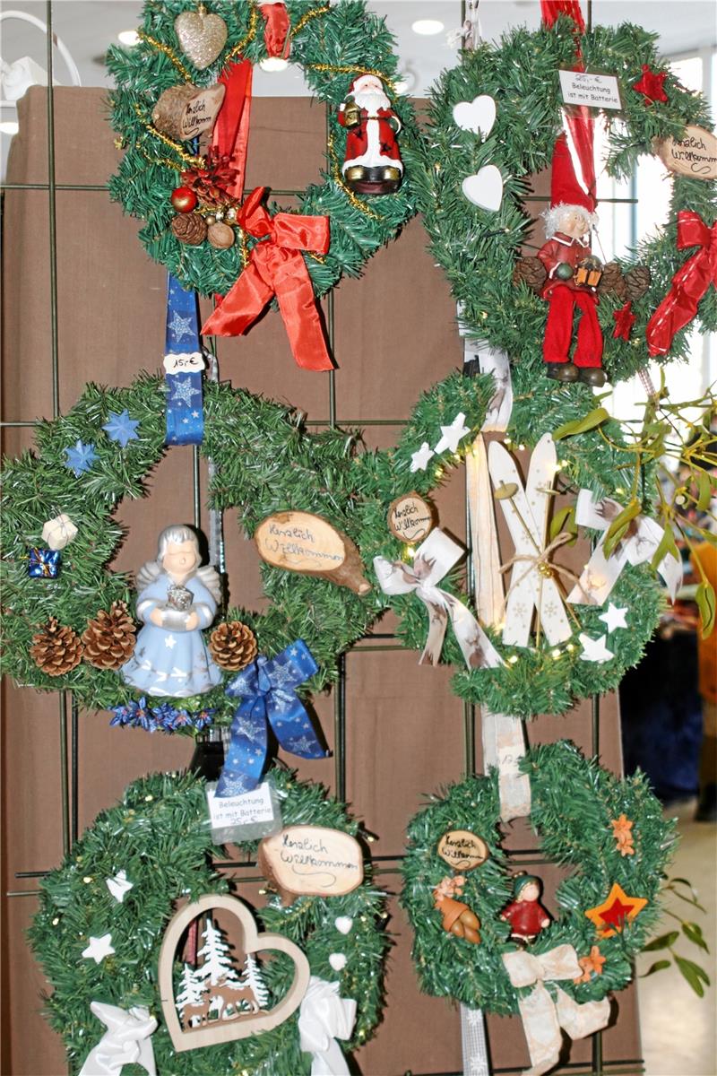 In Clausthal liegen neben Adventskränzen die Nordsee-Muscheln Weihnachtlich ist es am Stand von Daniela Röllgen: Sie bastelt Adventskränze.