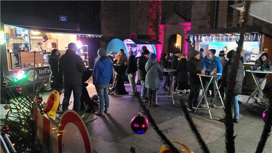 Weihnachtliche Atmosphäre, aber kein dichtes Gedränge. Der Oberharzer Adventszauber ist ein gemütlicher Treffpunkt.