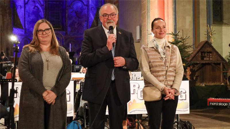 Weihnachtliche Grußworte gibt es auch aus den Partnerschulen: Orsoyla Pap aus Ungarn, Hans-Peter Dreß und Petra Illnerová aus Tschechien (v.l.)