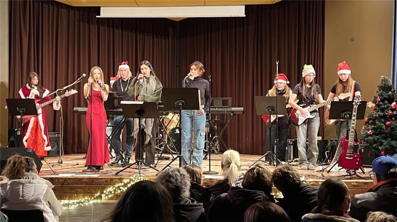 Weihnachtliche Songs und bekannte Klassiker: Die Chöre der verschiedenen Jahrgänge präsentieren eine musikalische Reise durch alle Genres.