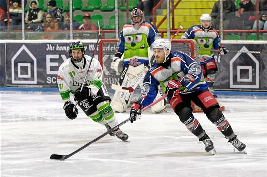 Weihnachts-Zugang André Gerartz (r.) soll wie schon gegen Wunstorf gemeinsam mit Christoph Koziol und Jörn Weikamp eine Sturmreihe bilden. In Summe hat das Trio mehr als 1500 Spiele Eishockey-Oberliga-Erfahrung. Foto: Drechsler