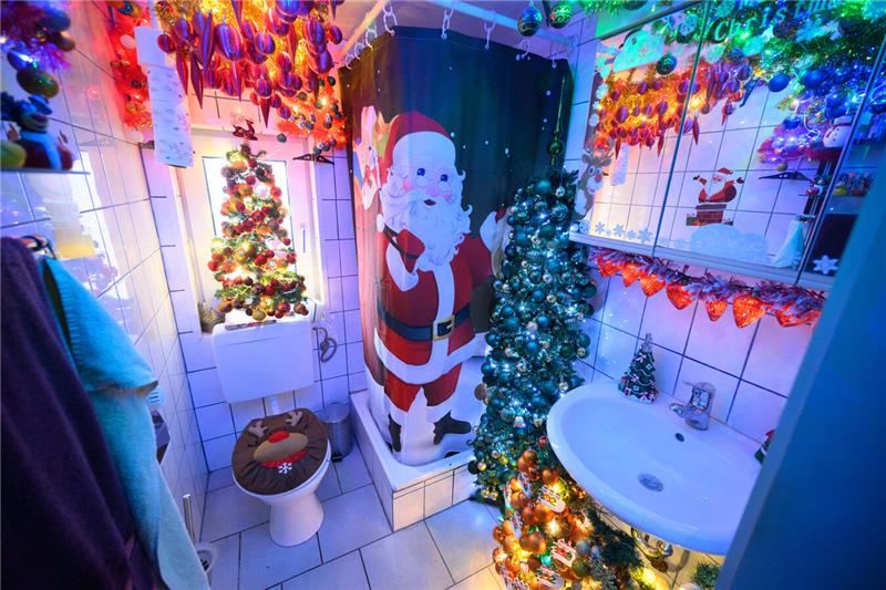 Weihnachtsbäume stehen auch im Gästebad der Familie. 