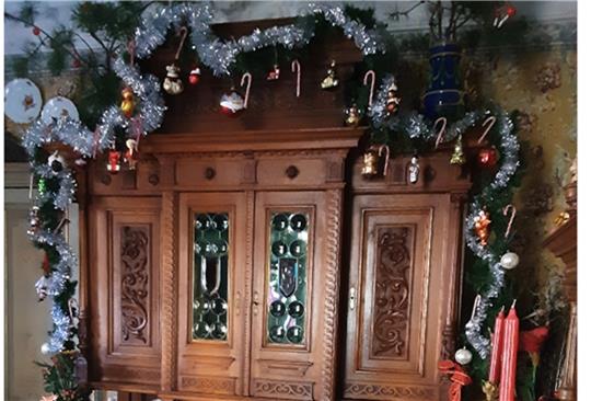 Weihnachtsbaumkugeln aus aller Welt schmückt diese Girlande bei Michael und Sven Bartsch. Foto: Privat