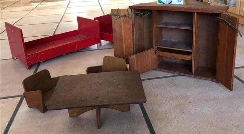 Weihnachtsgeschenke, die Ingrid Frey nie vergessen hat: Puppenmöbel, die ihr Vater selbst baute. Sogar Kleiderbügel für den Schrank im Puppenhaus gehörten dazu Foto: Privat
