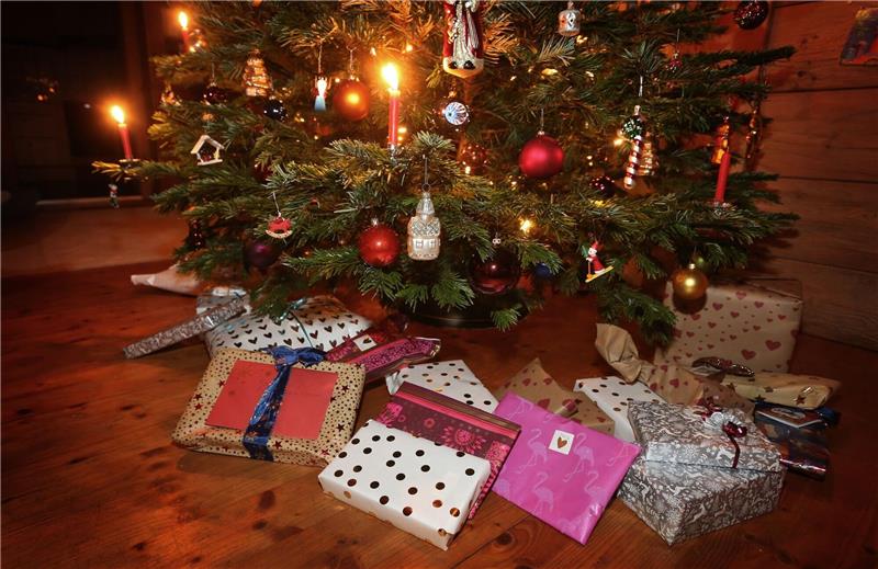 Weihnachtsgeschenke unter einem geschmückten Weihnachtsbaum.