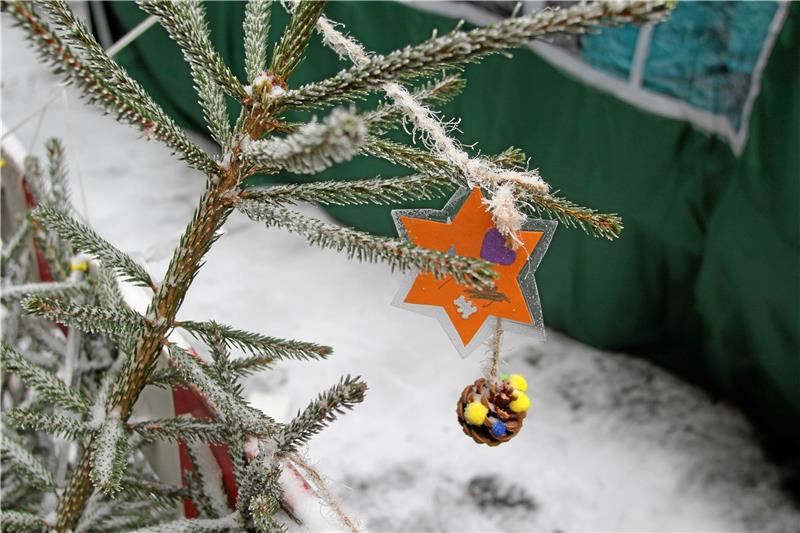Budenzauber im Hof der TU Clausthal ist gut besucht Weihnachtsmarkt Innenhof der TU neun Vereine Premiere Bäume gespendet vom Forstamt Clausthal geschmücjt von TU Luchsen als Spende an Lazarus