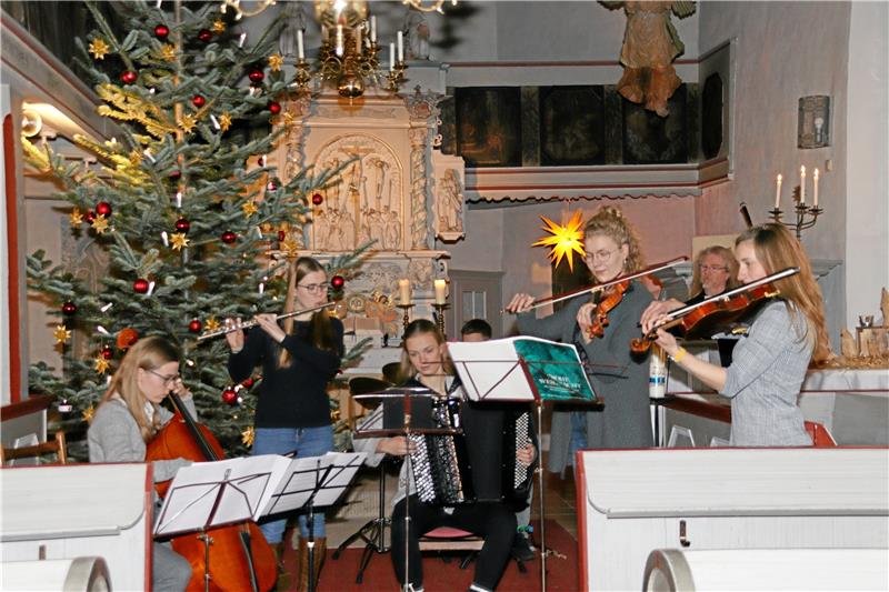 Das Läuten der Glocken um Mitternacht Weihnachtsmusik präsentieren die Dörntownbeats & Friends (v. li.): Emma Müller, Greta Müller, Eva Debbeler, Johannes Marks, Carla Debbeler und Finnja Marks. Foto: Jambrek