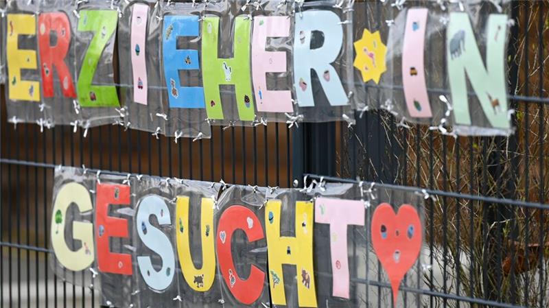 Bundesweite Studie: Anteil der Fachkräfte in Kitas sinkt Weil Erzieherinnen fehlen, werden laut Studie zunehmend Personen ohne formale pädagogische Voraussetzungen eingestellt (Archivbild)