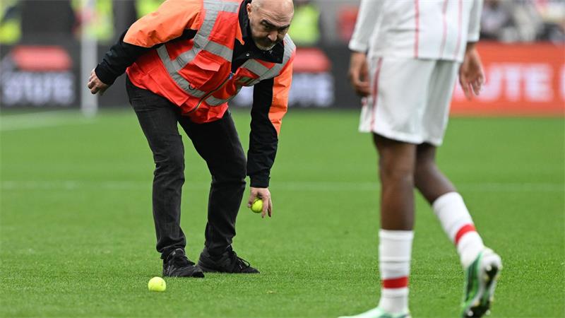 Weil Freiburger Fans Tennisbälle auf den Platz warfen musste das Spiel in Leverkusen für einige Minuten unterbrochen werden. 