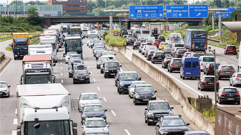 Elbtunnel und A1 dicht - Viel Verkehr in und um Hamburg Weil der Elbtunnel Richtung Süden für 55 Stunden gesperrt ist, fahren viele über die A1. Die ist entsprechend voll.