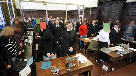 Weil die Angeklagten zum Tatzeitpunkt teils noch minderjährig waren, wurde die   Öffentlichkeit vom Prozess ausgeschlossen.