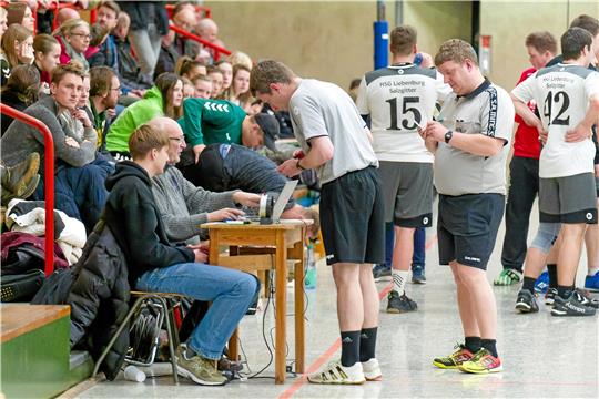 Weil die Anzeigetafel in Schladen nicht läuft, herrscht bei den Spielen der HSG Liebenburg-Salzgitter erhöhter Gesprächsbedarf am Zeitnehmertisch. Foto: Drechsler