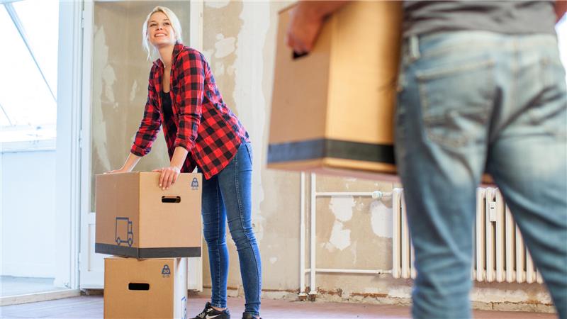 Eine Frau lehnt auf einem Umzugskarton, ein Mann schleppt einen weiteren ins Zimmer. Weil die Geburten die Sterbefälle nicht ausgleichen können, ist Bad Harzburg auf möglichst viele Zuzügler angewiesen. Zuletzt war deren Zahl erfreulich hoch.